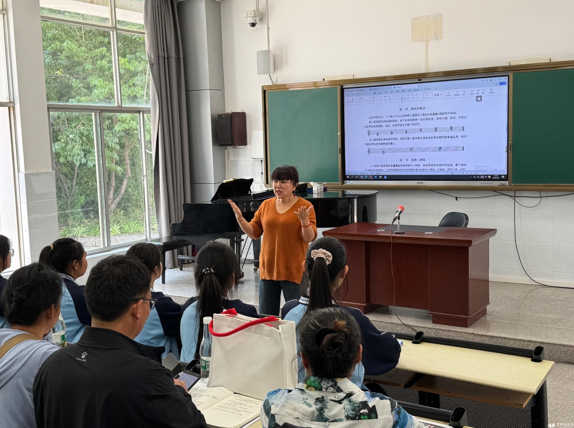 【专家名师】昆明市艺术学校“银龄名师”、云南艺术学院业原教授上音乐基础理论课