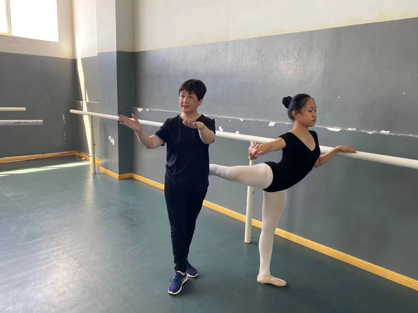 【校园动态】2020年6月4日昆明市艺术学校舞蹈科在学校特聘名师—云南艺术学院硕士生导师朱红教授的指导下就《多途径寻求解决柔韧的方法》进行了教学研讨活动