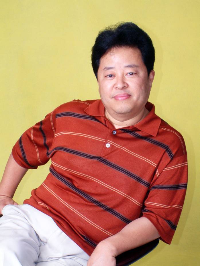 【专家名师】郭亚非，云南师范大学音乐舞蹈学院教授、硕士生导师；我国抒情男高音歌唱家；现为我校特聘教授